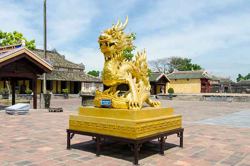 368 - Vietnam - Hue - Ciudadela Imperial - dragon dorado